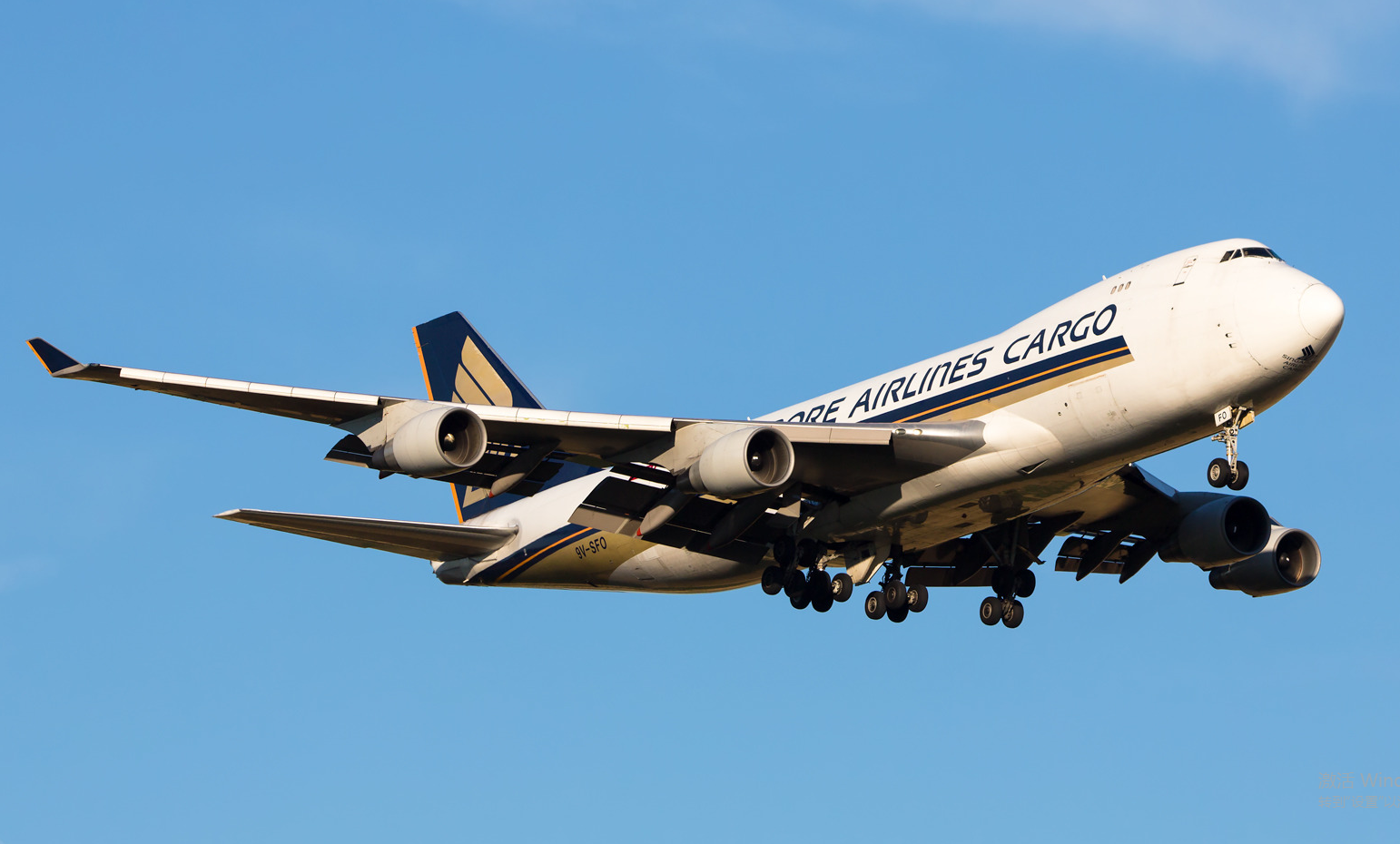 新加坡航空一架波音747货机起飞失败11个轮胎爆胎 导致内罗毕机场关闭 