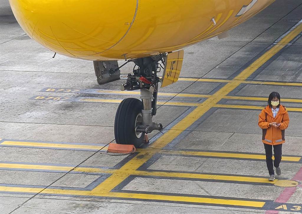 酷航一架客机半夜降落台湾桃园机场 落地发现少一个轮胎