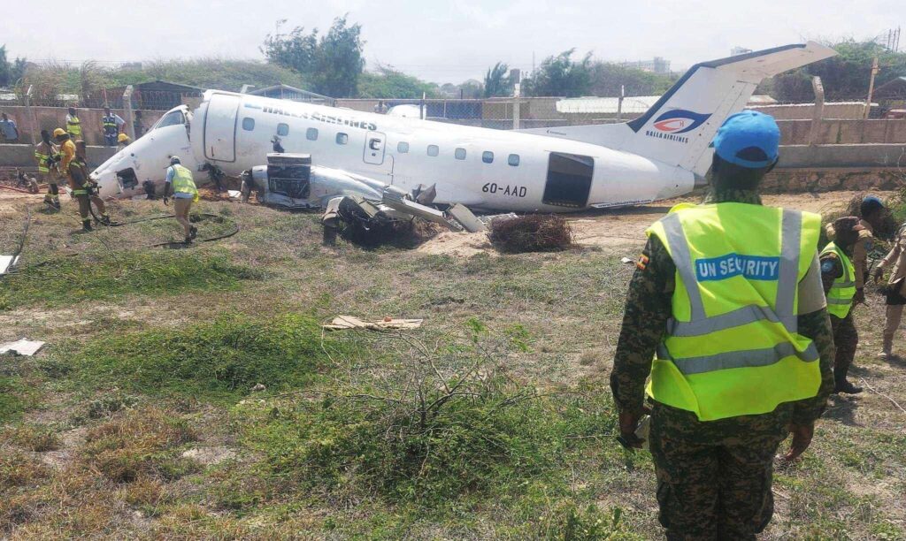 索马里一客机冲出跑道撞上围墙 飞机断为两节“身首异处”