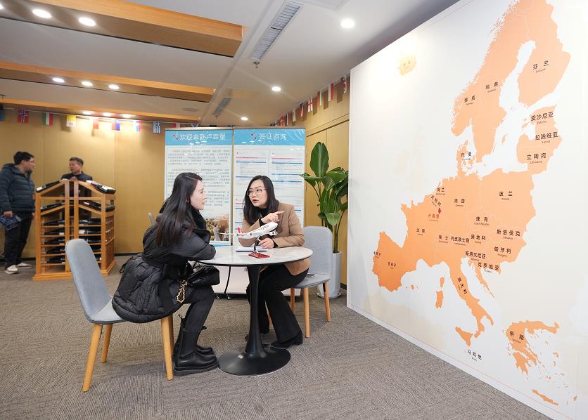 郑州—卢森堡客运航线直飞在即 首批旅客“家门口”办理赴欧签证