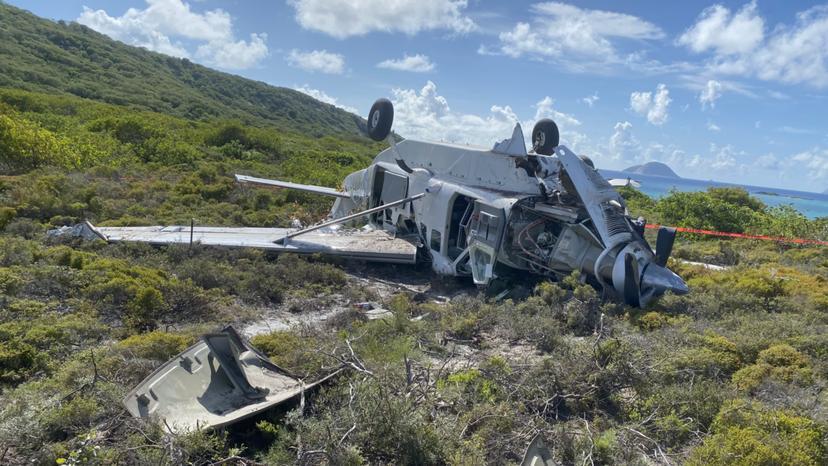 澳大利亚一架小型飞机出现故障撞到树上倒扣地上 机上10人奇迹生还
