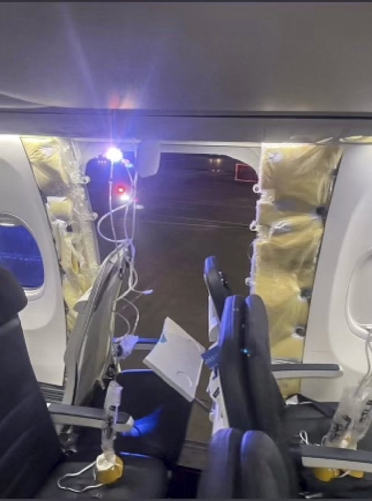 波音737 MAX 9飞机舱门脱落 航空专家称有三种可能