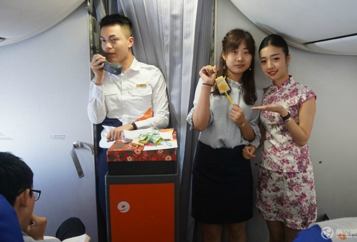 9月14-15日中秋节之际，九元航空部分航班的空姐们穿起了旗袍装迎客。